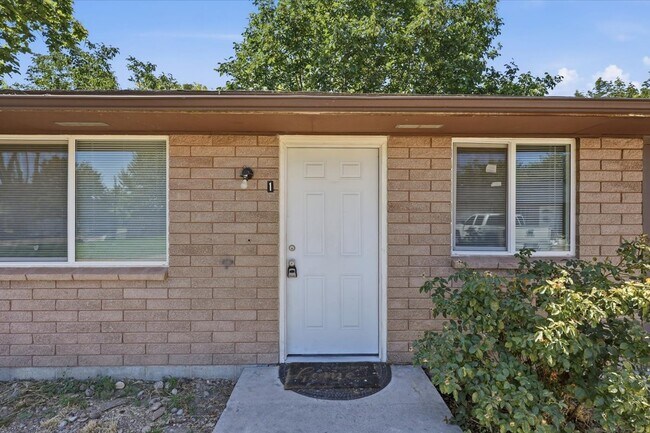 Building Photo - 3114 Iowa Ave