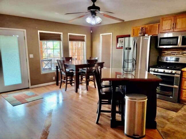 Building Photo - Perfect for a traveling nurse or other professional!  High end fully furnished 1bdrm, 1.5 bath un...