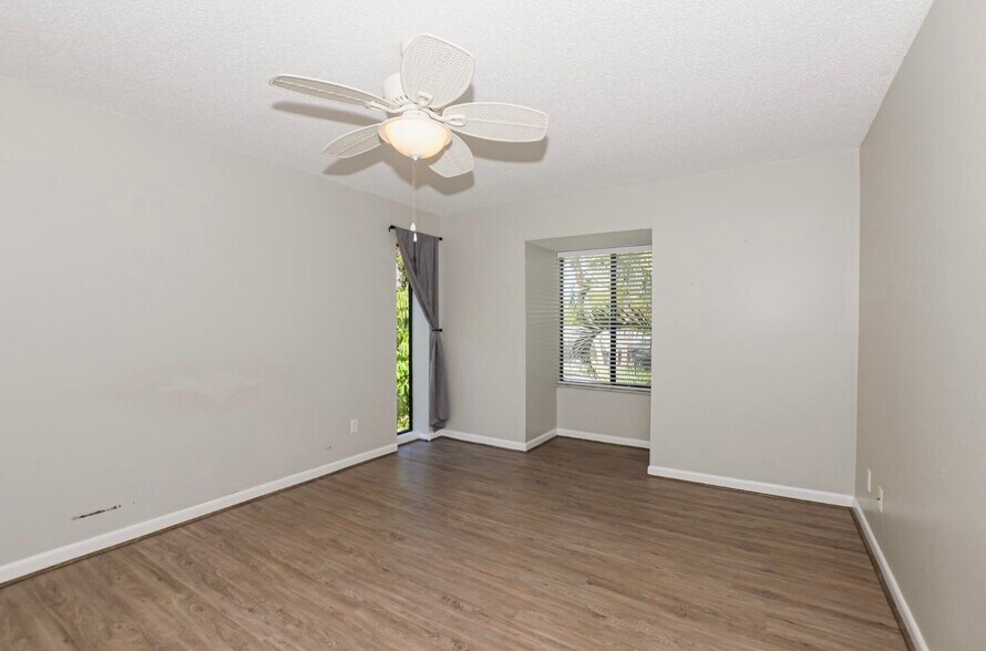 Building Photo - 800 NW Fork Rd