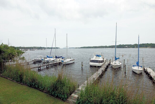 Building Photo - Waterfront Townhome in Central Niceville