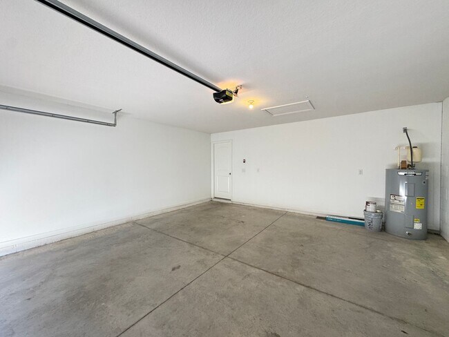 Building Photo - BEAUTIFUL, 4 bedroom, 2 bathroom Home in Poinciana!! Cable & Internet Included with Rent!!