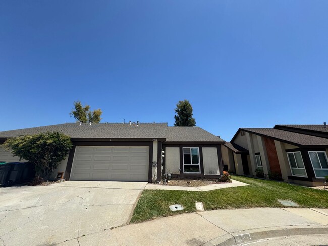 Primary Photo - Recently renovated 3 bedroom, 2 bath unit ...