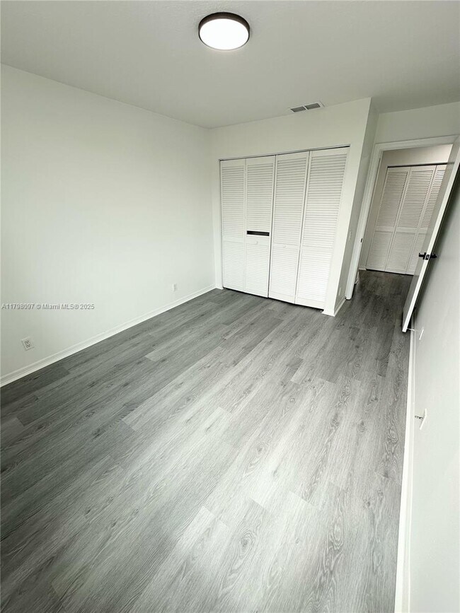 Building Photo - 1845 Vista Way