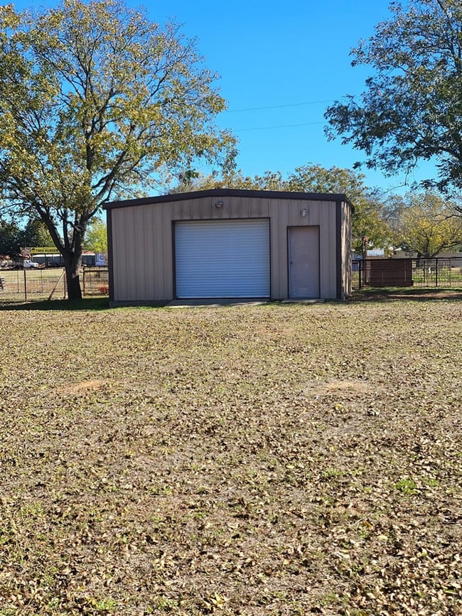 Building Photo - FOR LEASE!! Country Living