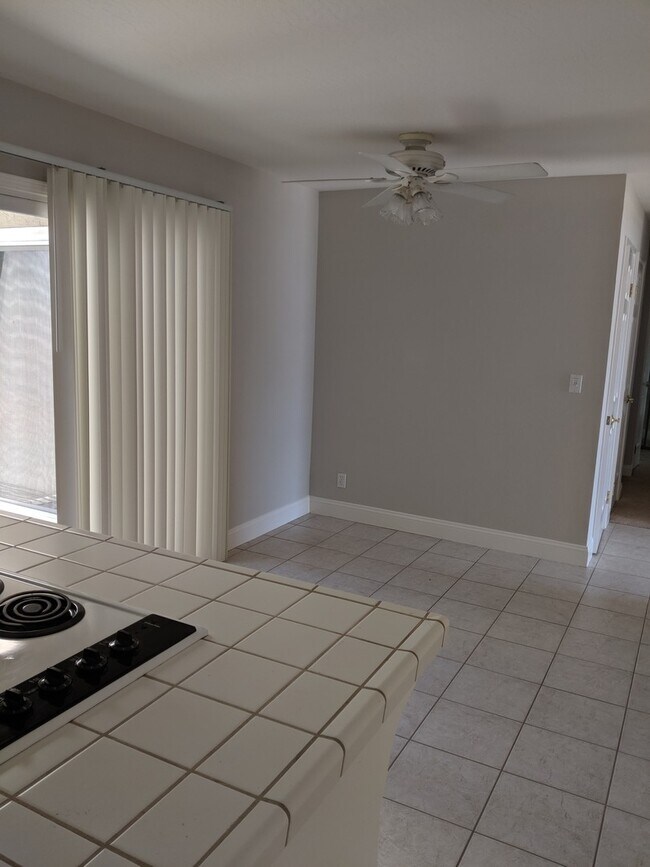 Building Photo - Beautiful Ground Level Front Unit with 2 C...