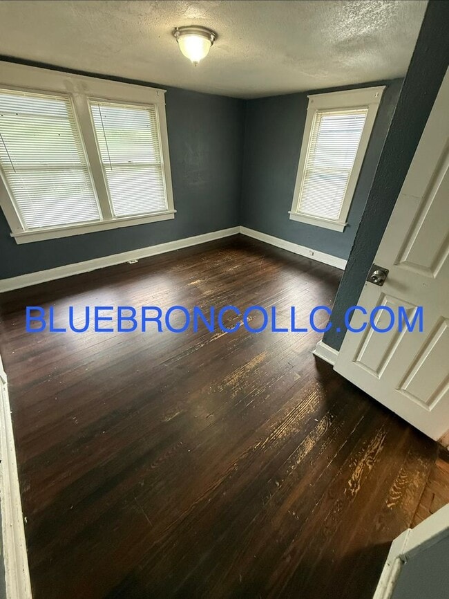 Building Photo - Newly renovated Cute 2 bedroom 1 bathroom home.