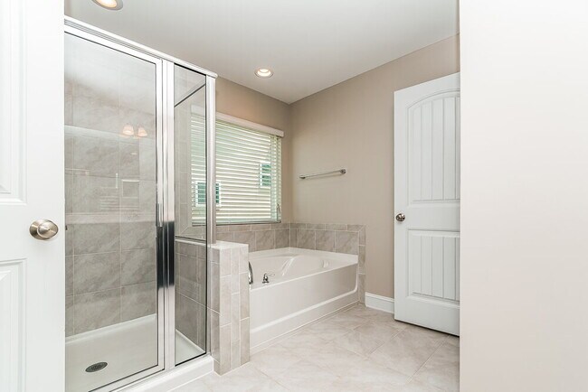 Building Photo - 61 Roterham Dr