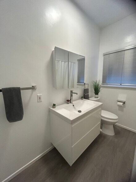 Building Photo - 850 S Kenmore Ave