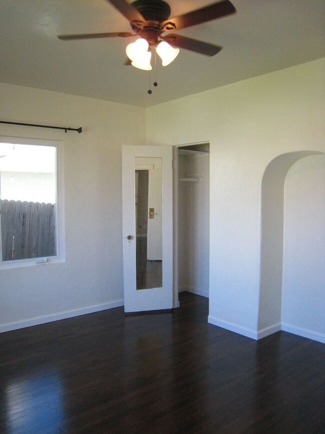 Building Photo - Duplex w/ yard and garage!