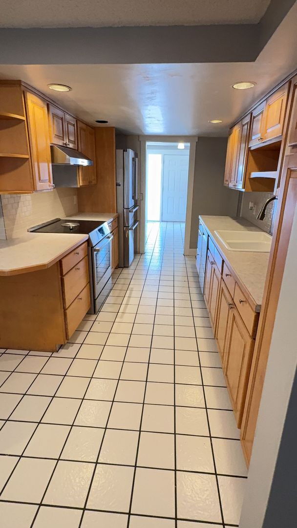 Building Photo - COTTONWOOD HEIGHTS 4 bed 3 bath family home