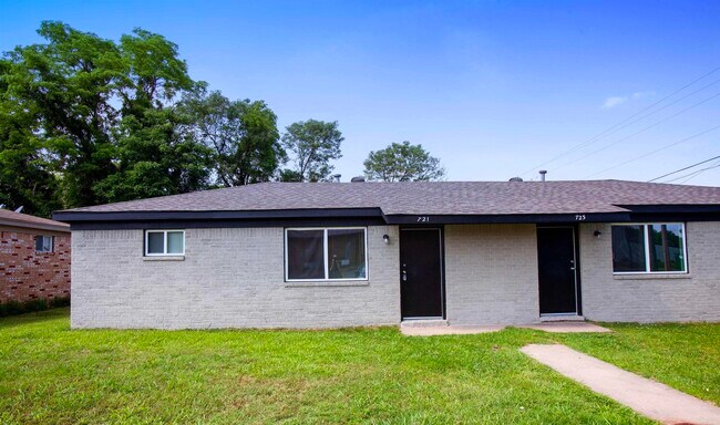 Primary Photo - 723 Smart St