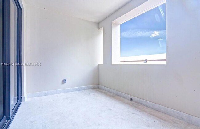 Building Photo - 718 Valencia Ave