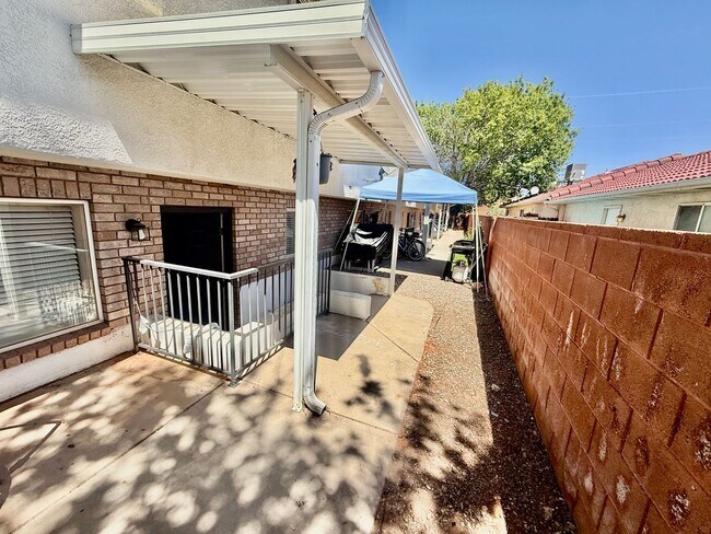 Building Photo - Cute 3-BR Townhome Near Costco