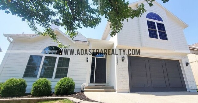 Building Photo - Gorgeous Updated Home in Blue Valley, South Overland Park-Available NOW!!