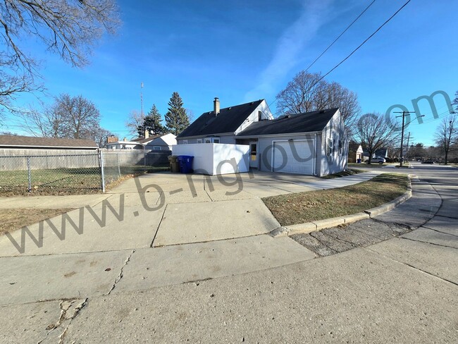 Building Photo - Great Location!