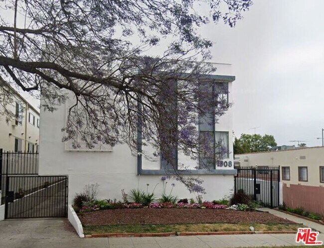 Building Photo - 1308 N Poinsettia Pl