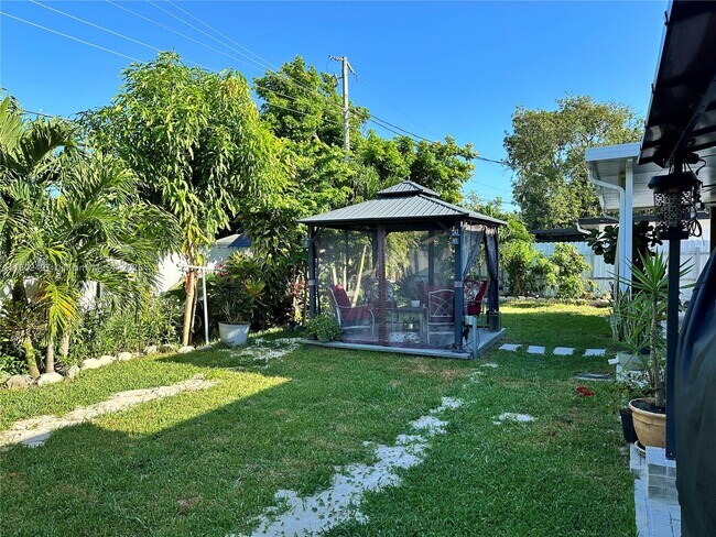Building Photo - 3240 SW 66th Terrace