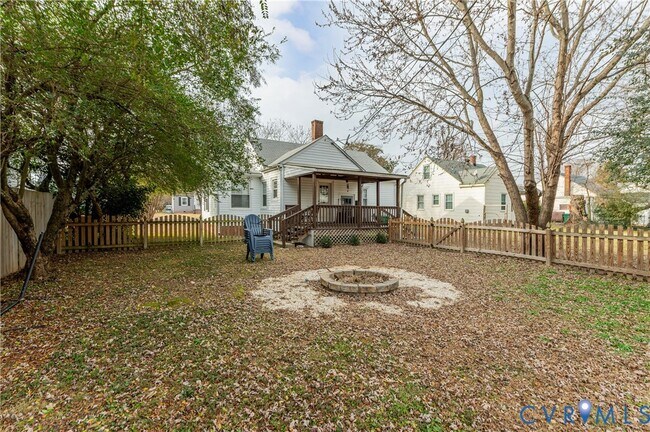 Building Photo - 2103 Pinetree Dr