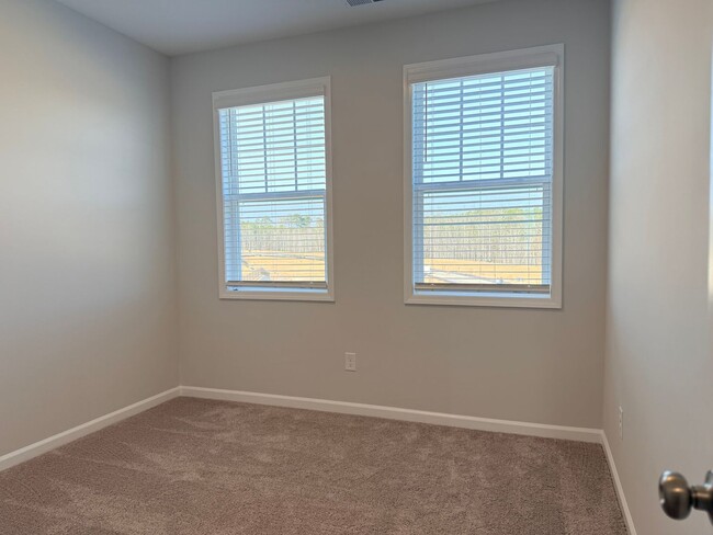 Building Photo - AMAZING Residence, Near Educational Facilities, With Wonderful Amenities!