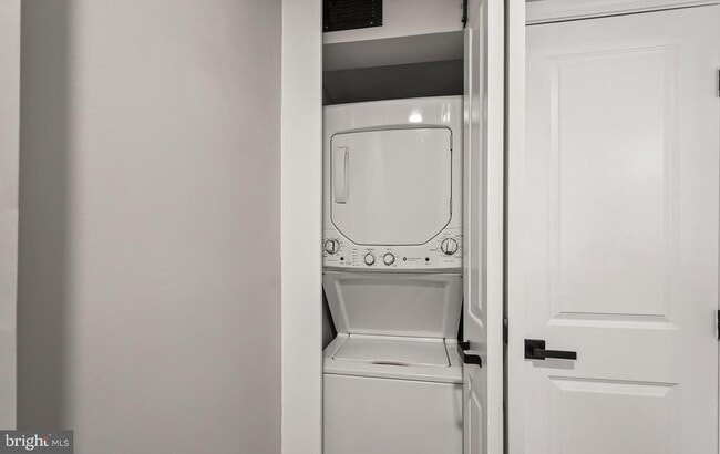 Building Photo - 1527 N Colonial Terrace