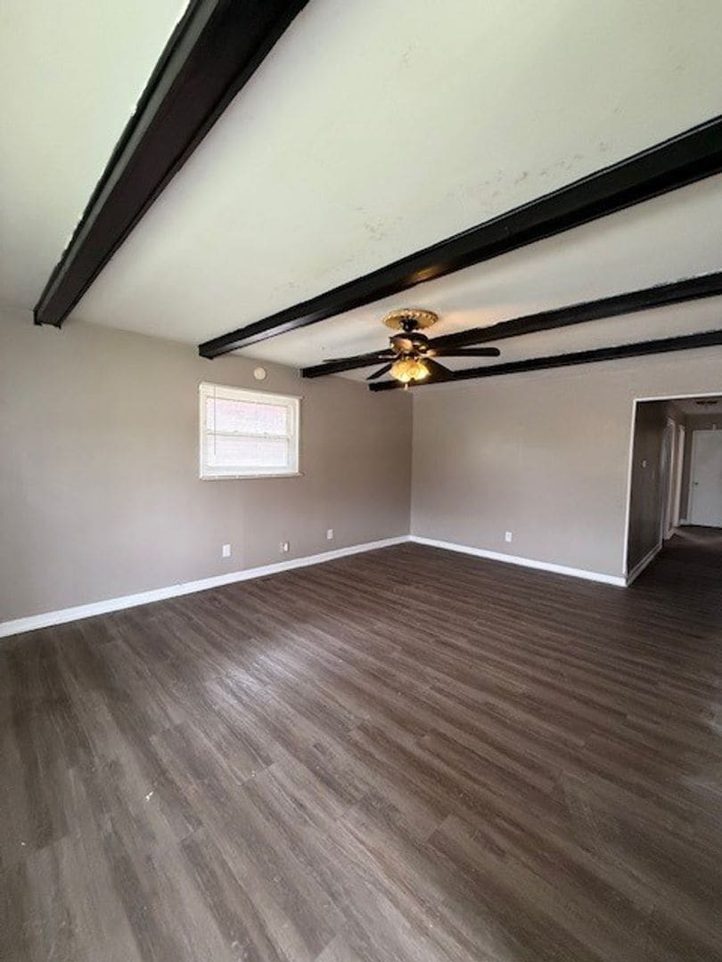 Building Photo - LARGE 4BR ONE LEVEL HOME WITH A GREAT FLOORPLAN.  TONS OF SPACE!