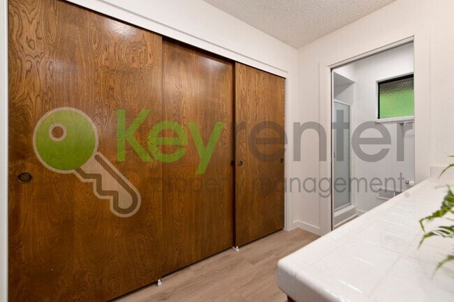 Building Photo - 9635 Oak Leaf Way