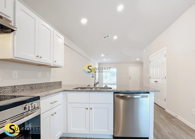 Building Photo - 936 S Apopka Ave