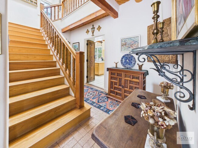 Building Photo - Downtown Fully Furnished Home Available Now!