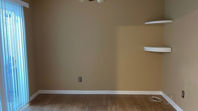 Building Photo - Beautiful 2 bedroom 1.5 Bathroom with attached garage