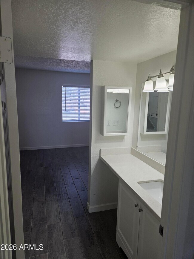 Building Photo - 3810 E Earll Dr