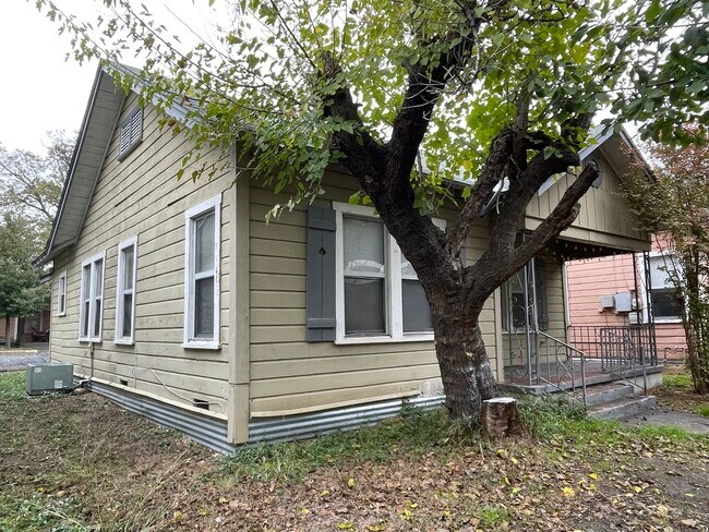 Building Photo - 713 E Elmira St