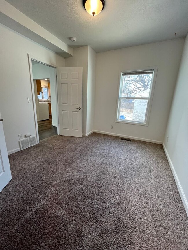 Building Photo - 815 W 11th St