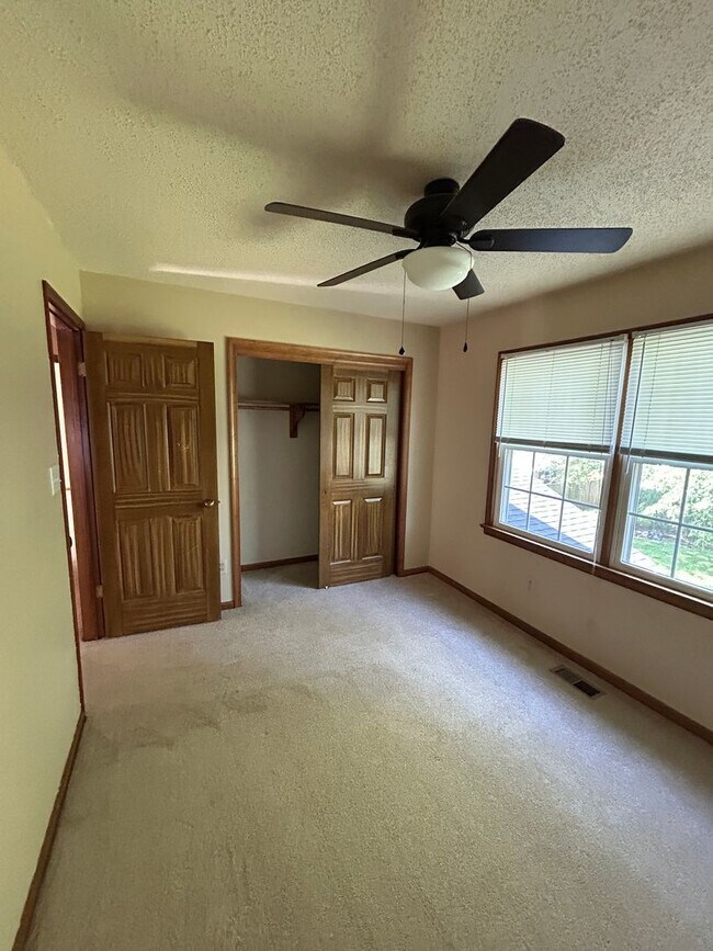 Building Photo - 4BD/2.5BA in Albemarle Acres Neighborhood ...