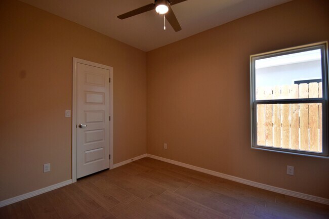 Building Photo - 2922 W Kenwood St