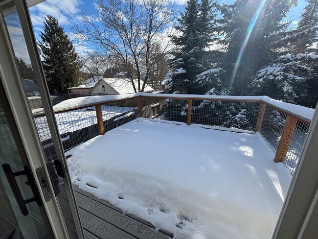 Building Photo - 726-728 E Spokane Ave