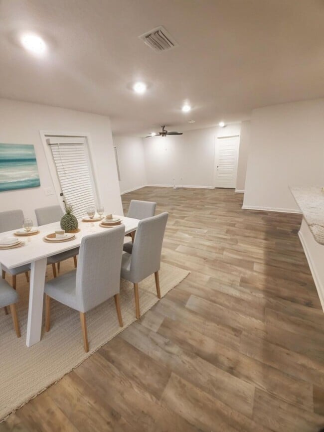 Building Photo - Newer 4 Bedroom, 2 Bath Smart Home located in the perfect location of Pensacola!