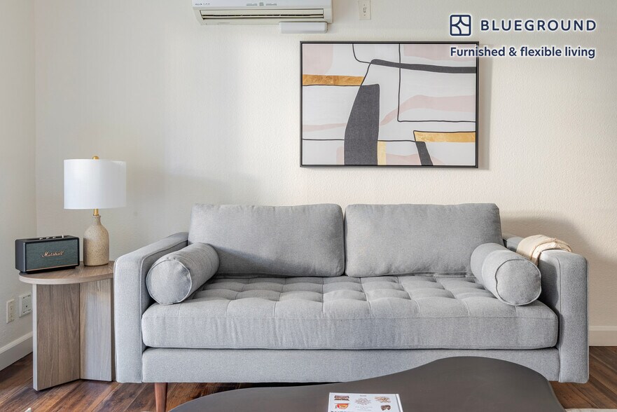 Building Photo - 900 Pepper Tree Ln