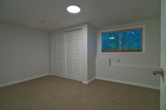 Building Photo - 809 S Summit Ave