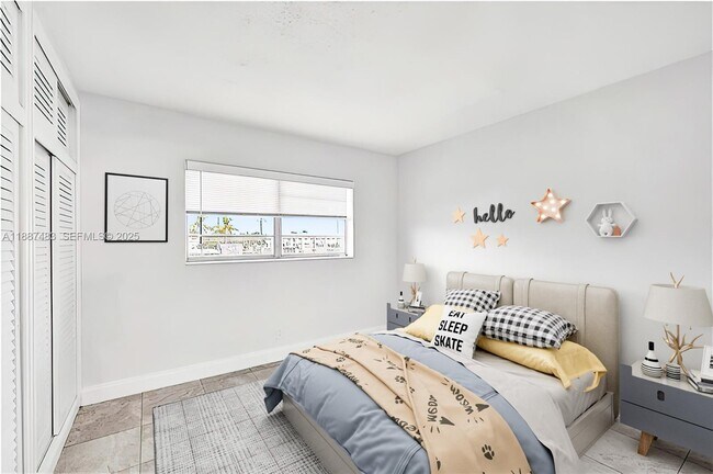 Building Photo - 5050 Bayview Dr