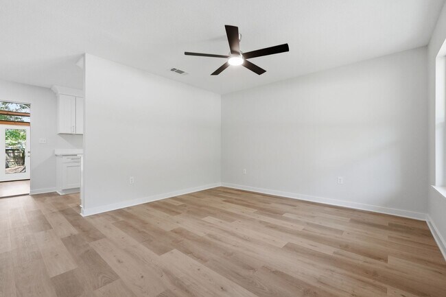 Building Photo - All Brick Home & Large Yard in Niceville!