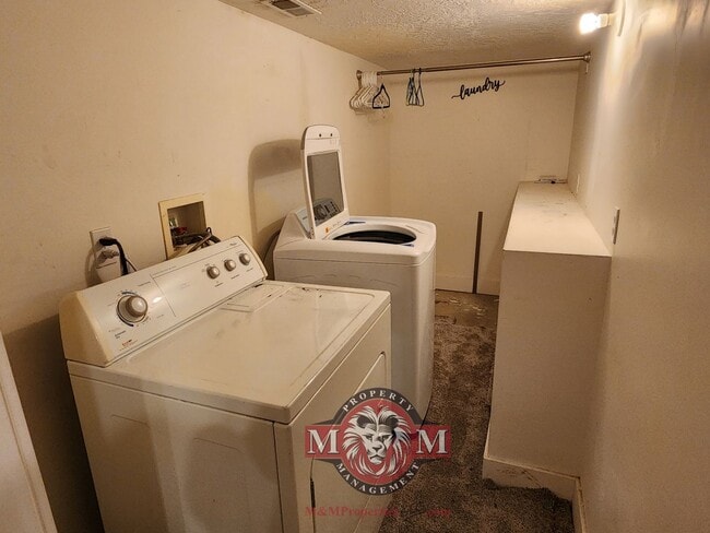 Building Photo - Remodeled 5 Bd Home in Midvale