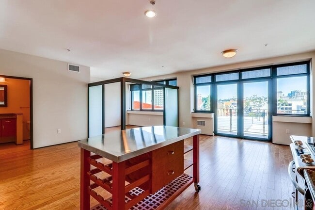 Building Photo - 2 bedroom downtown, 2 bath and 2 parking spaces.  View! (Solara Lofts)