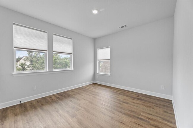 Building Photo - 1801 Headwaters Blvd