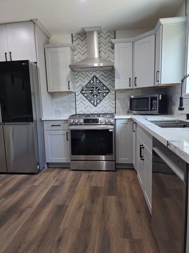 Building Photo - Great Family home in family neighborhood~b...