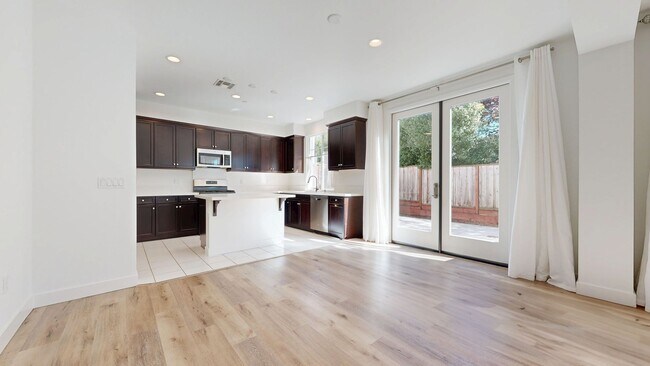 Building Photo - Bright & Beautiful 4 Bedroom 3 Full Bathroom Home!