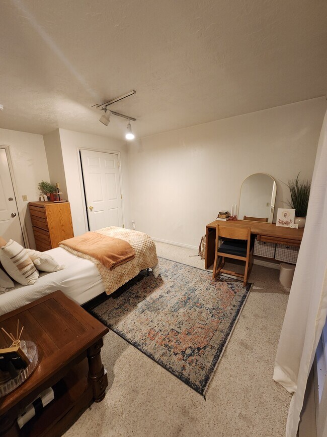 Building Photo - 565 N 300 E