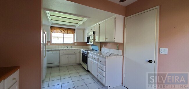 Building Photo - Cozy 2 bedroom 2 Bath home near Stowell and Broadway!