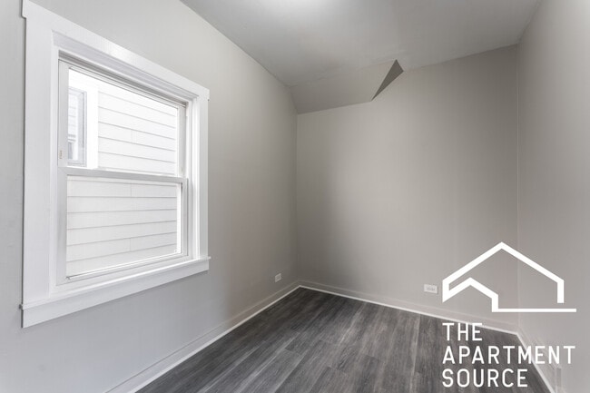 Building Photo - 2853 W Dickens Ave