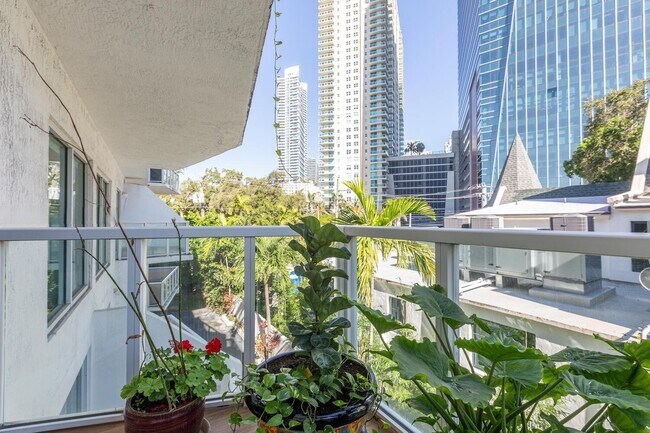 Building Photo - 1528 Brickell Ave