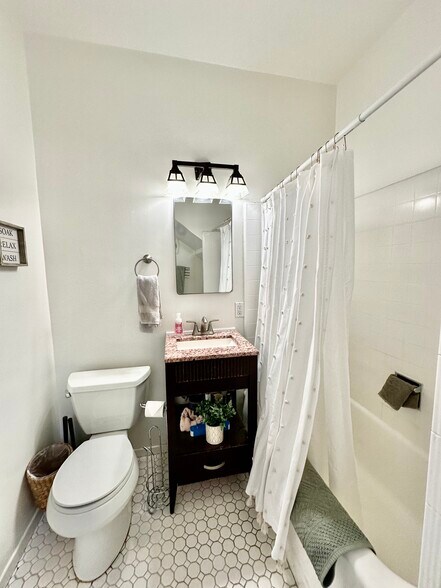 Building Photo - 828 7th St